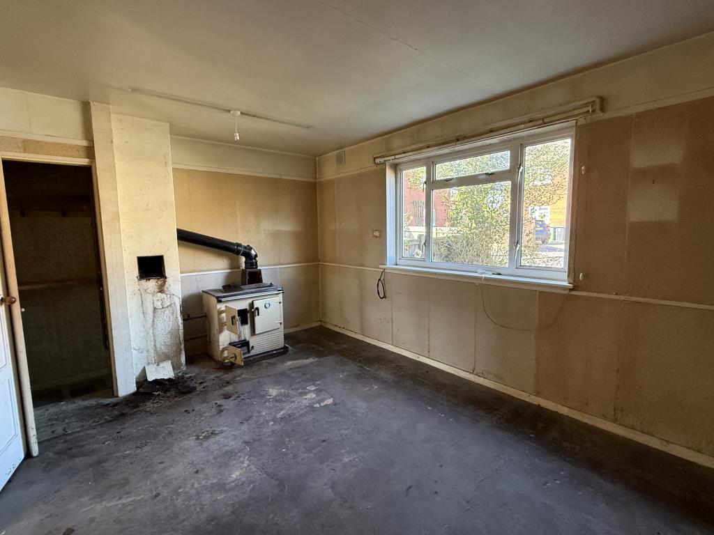 Lot: 84 - HOUSE IN NEED OF IMPROVEMENT - Dining Room of Semi-Detached House for Modernisation